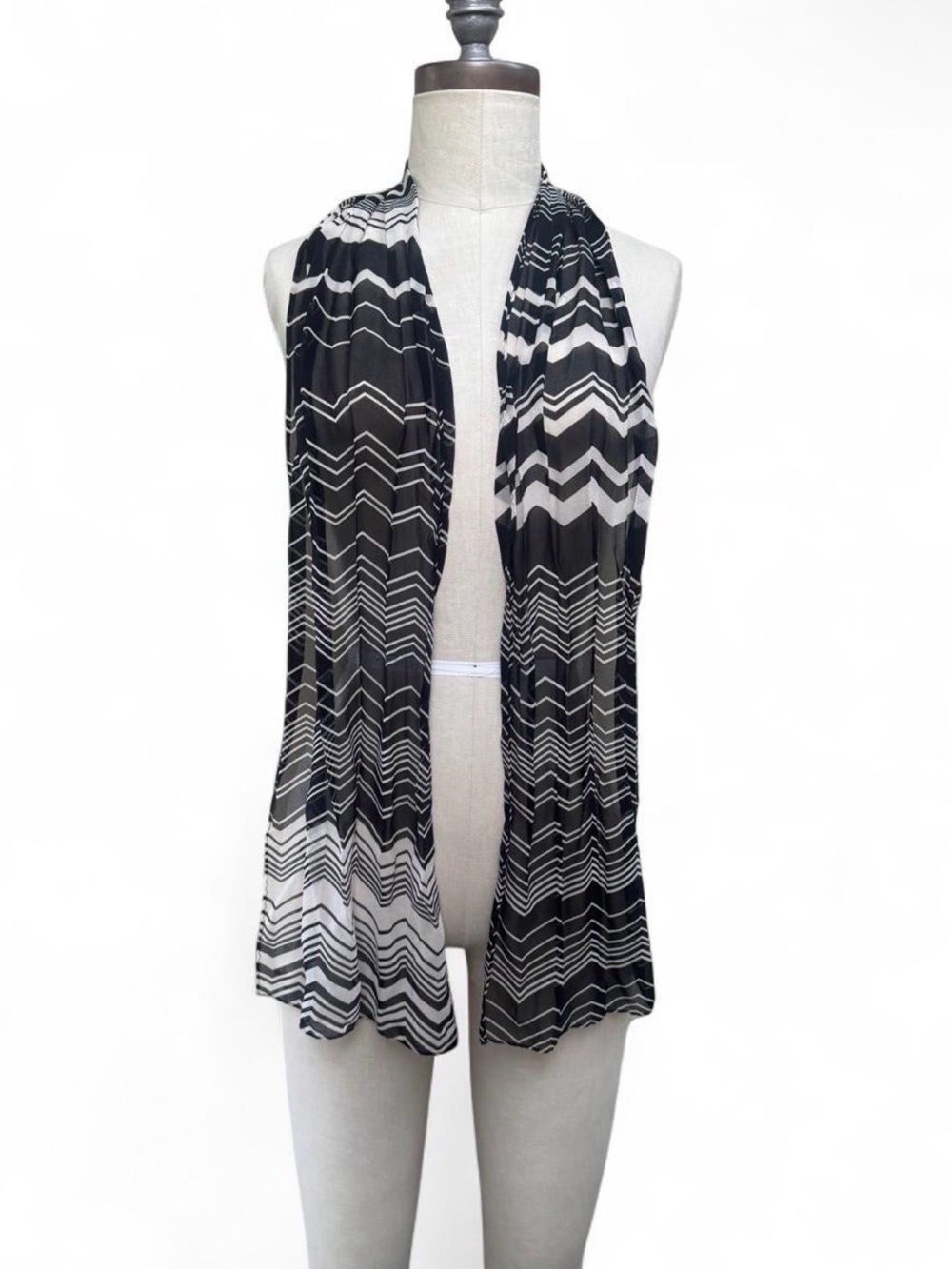 100% Silk black & white zigzag pattern long rectangular scarf New York & Company